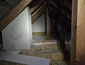 Zateplení stropu zděného rodinného domu pomocí foukané izolace